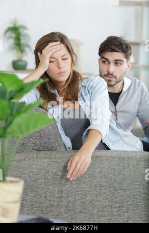 Ein hübscher Mann und eine schöne junge Frau streiten sich Stockfoto