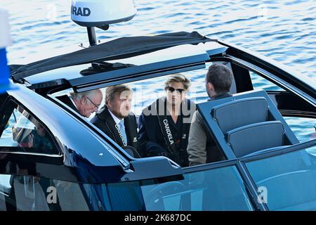 STOCKHOLM 20222012 der niederländische König Willem-Alexander und Königin Máxima fahren zusammen mit dem schwedischen König Carl Gustaf und Königin Silvia mit dem elektrischen Tragflügelboot Candela, das über das Wasser fliegt. Der niederländische König und die niederländische Königin sind für einen dreitägigen Staatsbesuch in Schweden. Stockholm, Schweden, 12. Oktober 2022. Foto: Jonas Ekströmer / TT / kod 10030 Stockfoto