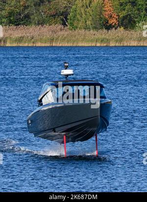 STOCKHOLM 20222012 die niederländische Königin Máxima und König Willem-Alexander fahren zusammen mit der schwedischen Königin Silvia und König Carl Gustaf mit dem elektrischen Tragflügelboot Candela über das Wasser. Der niederländische König und die niederländische Königin sind für einen dreitägigen Staatsbesuch in Schweden. Stockholm, Schweden, 12. Oktober 2022. Foto: Jonas Ekströmer / TT / kod 10030 Stockfoto