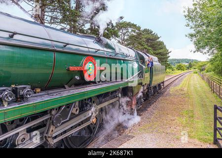 SR Merchant Navy Class 35006 Peninsular & Oriental S. N. Co. Verlässt die Gotherington Station auf der Gloucestershire Warwickshire Steam Railway, Gathering Stockfoto