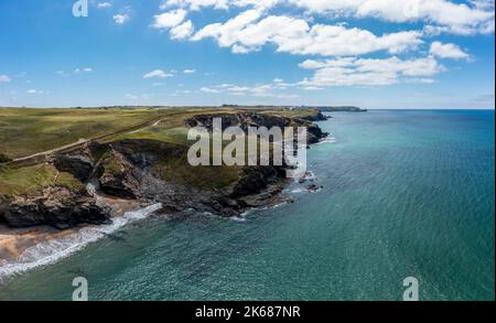 church Cove in der Nähe von helston cornwall Blick nach Süden sonnig Tag erhöhte Aussicht Panorama Stockfoto