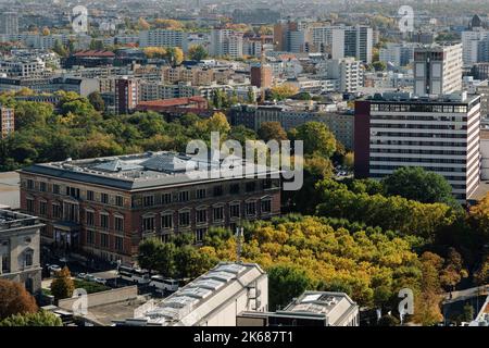 Berlin, Deutschland. 12. Oktober 2022. Die Bäume im Gropius Bau leuchten in der Herbstsonne. Quelle: Paul Zinken/dpa/Alamy Live News Stockfoto