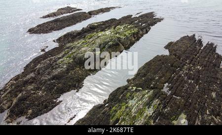 Ein ozeanisches Riff. Große Felsen im Meer, Blick von oben. Meeresfelsen im Nordatlantik. Luftaufnahme. Stockfoto