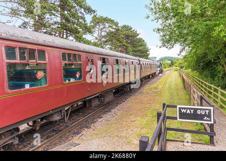 SR Merchant Navy Class 35006 Peninsular & Oriental S. N. Co. Verlässt die Gotherington Station auf der Gloucestershire Warwickshire Steam Railway, Gathering Stockfoto