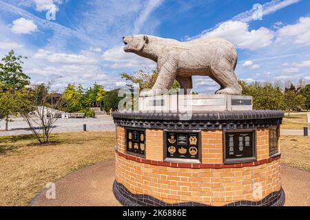 Das hölzerne Eisbären-Denkmal für die 49. Infantry West Riding Division im National Memorial Arboretum in Alrewas, Staffordshire, England Stockfoto