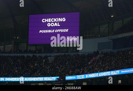 Datei-Foto vom 19-02-2022 von Einer Ansicht eines VAR Check der großen Leinwand im Etihad Stadium. VAR wird am 21. Oktober im schottischen Fußball in Betrieb gehen, als der Hibernian-Gastgeber St Johnstone in der Cinch Premiership einsetzte. Ausgabedatum: Mittwoch, 12. Oktober 2022. Stockfoto