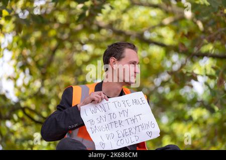 Zwei „Just Stop Oil“-Anhänger kletterten am Mittwoch (12. Oktober) inmitten eines fortlaufenden Wagens auf einen Metropolitan Police Van vor der Horse Guards Road in London Stockfoto