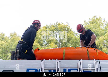 Zwei „Just Stop Oil“-Anhänger kletterten am Mittwoch (12. Oktober) inmitten eines fortlaufenden Wagens auf einen Metropolitan Police Van vor der Horse Guards Road in London Stockfoto