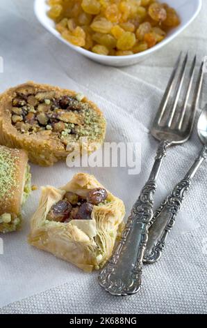 Draufsicht auf köstliche libanesische Desserts auf Tuch Vertikal Stockfoto