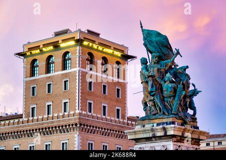 Skulpturengruppe L' Azione von Francesco Jerace und dem Palazzo delle Assicurazioni Generali, Rom, Italien, Stockfoto