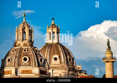 Die zwei Kuppeln von S. Maria di Loreto und SS Nome di Maria, Rom Italien Stockfoto