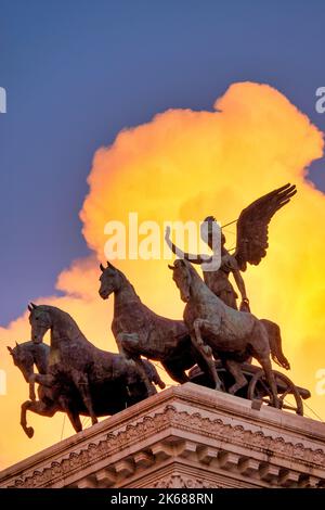 Statue der Göttin Victoria Reiten auf Quadriga oben auf dem Denkmal für Vittorio Emanuele II, Rom, Italien Stockfoto