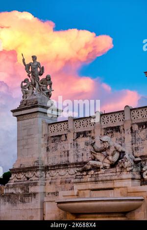 Die Skulpturengruppe 'La Forza' und die Statue, die der Adria gewidmet ist, an der Außenseite des Vittoriano, Rom, Italien Stockfoto