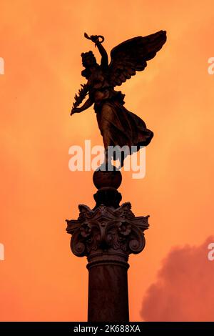 Geflügelter Sieg auf einer Triumphsäule der Altare della Patria, Rom, Italien Stockfoto