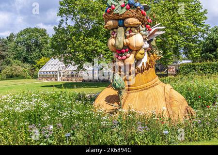 Eine der Skulpturen im Four Seasons Trail von Philip Haas im RHS Garden Harlow Carr in der Nähe von Harrogate, Yorkshire, Großbritannien Stockfoto