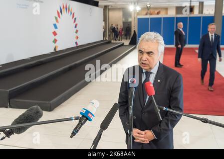 Prag, Tschechische Republik. 12. Oktober 2022. Der Exekutivdirektor der Internationalen Energieagentur Fatih Birol spricht vor dem informellen Treffen der europäischen Energieminister in Prag mit den Medien. Zu den Hauptthemen des Treffens gehören Wasserstoff, die Bereitschaft zur Energieversorgung für den kommenden Winter, die sinkende Versorgung mit russischem Gas in Europa, steigende Energiepreise und eine mögliche Revision des europäischen Strommarktes. Kredit: SOPA Images Limited/Alamy Live Nachrichten Stockfoto