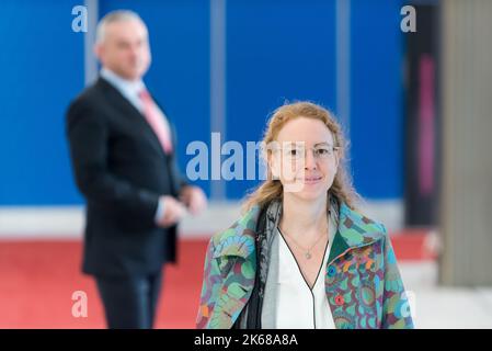 Prag, Tschechische Republik. 12. Oktober 2022. Die französische Ministerin für ökologischen Wandel Sophie Mourlon vor dem informellen Treffen der europäischen Energieminister in Prag. Zu den Hauptthemen des Treffens gehören Wasserstoff, die Bereitschaft zur Energieversorgung für den kommenden Winter, die sinkende Versorgung mit russischem Gas in Europa, steigende Energiepreise und eine mögliche Revision des europäischen Strommarktes. Kredit: SOPA Images Limited/Alamy Live Nachrichten Stockfoto