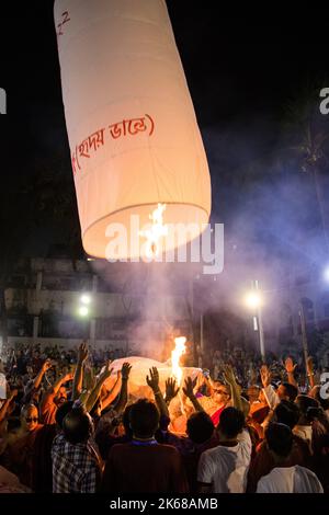 Dhaka, Bangladesch. 11. Oktober 2022. Laternen, die am 11. Oktober 2022 während des Probarona Purnima Festivals im Mukda Buddhist Temple in Dhaka, Bangladesch, freigelassen werden. (Foto von MD. Noor Hossain/Pacific Press/Sipa USA) Quelle: SIPA USA/Alamy Live News Stockfoto