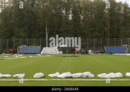 Arbeit an der Rekonstruktion des Stadions im Udelny Park im Herbst, Sankt Petersburg, Russland Stockfoto