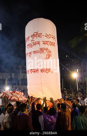 Dhaka, Bangladesch. 11. Oktober 2022. Laternen, die am 11. Oktober 2022 während des Probarona Purnima Festivals im Mukda Buddhist Temple in Dhaka, Bangladesch, freigelassen werden. (Foto von MD. Noor Hossain/Pacific Press/Sipa USA) Quelle: SIPA USA/Alamy Live News Stockfoto