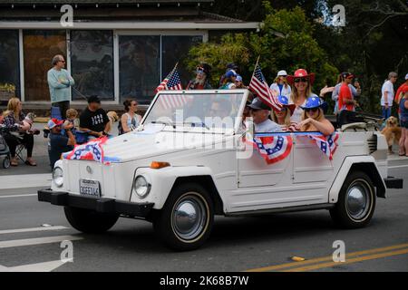 Ein Oldtimer, der bei einer Parade zum Unabhängigkeitstag mit amerikanischen Flaggen geschmückt ist Stockfoto