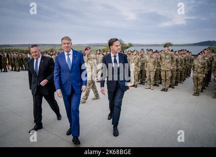 2022-10-12 16:36:53 CINCU - Premierminister Mark Rutte, Präsident Klaus Johannis und Premierminister Nicolae Ciuca, Pose mit niederländischen Soldaten an einer Militärbasis, wo niederländische Truppen stationiert sind, während eines Besuchs in Rumänien. Der Premierminister diskutiert unter anderem die militärische Zusammenarbeit zwischen den Niederlanden und Rumänien. ANP BART MAAT niederlande Out - belgien Out Stockfoto