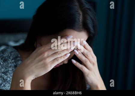 Frau, die an Depressionen leidet. Traurigkeit und Kopfschmerzen Konzept Stockfoto
