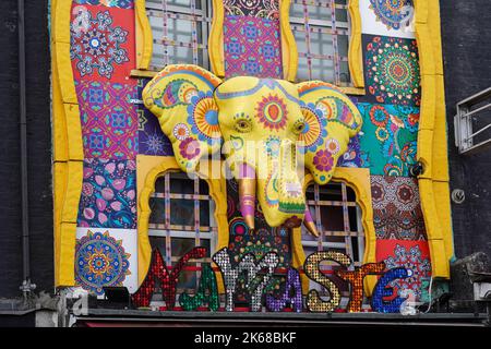 Dekorierte Geschäfte Fassaden auf der Camden High Street, Camden Town, London England Großbritannien Stockfoto