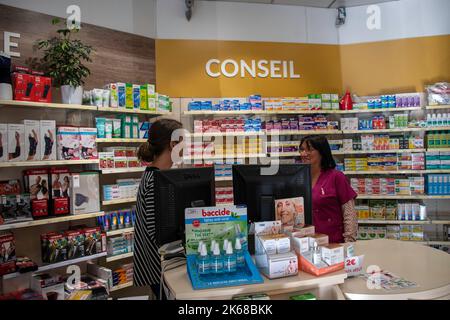 Zwei lächelnde Apotheker während ihrer Tätigkeit Stockfoto