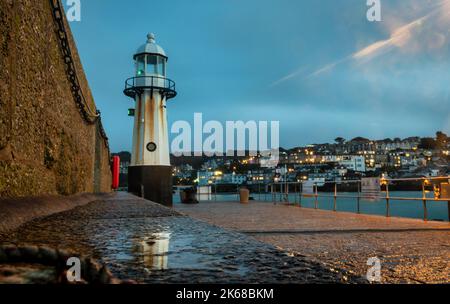 St Ives Lighthouse aus einem niedrigen Winkel und mit Pfützenreflexion Stockfoto