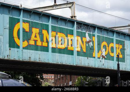 Eisenbahnbrücke Camden Lock über Camden High Street, Camden Town, London England Vereinigtes Königreich Stockfoto