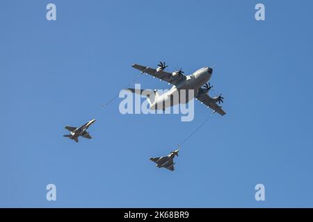 Flugzeug. Jagen. Jagt. Militärfahrzeug. Die spanische Luftwaffe fliegt am Tag des Nationalfeiertags vom 12. Oktober über die Straßen der Stadt Stockfoto