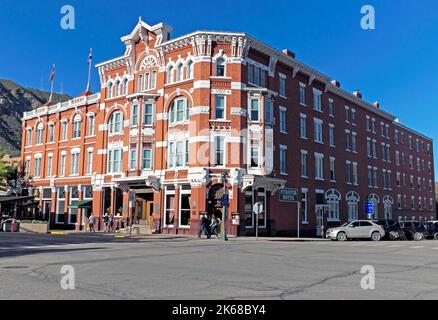 Das Strater Hotel an der Ecke West 7. und Main Avenue im Stadtzentrum von Durango, Colorado, USA, ist ein historisches Wahrzeichen und ein ikonisches Hotel im alten Westen. Stockfoto