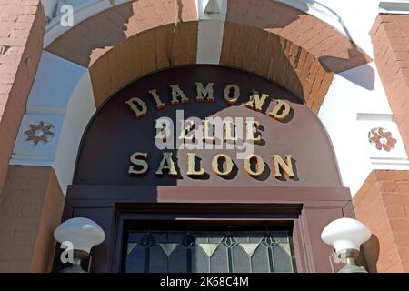 Der Name Diamond Belle Saloon über den Eingangstüren an der Ecke Main Avenue und East 7. Street im Stadtzentrum von Durango, Colorado, USA. Stockfoto