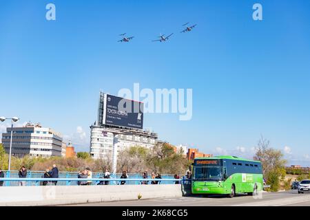 Flugzeug. Jagen. Jagt. Militärfahrzeug. Die spanische Luftwaffe fliegt am Tag des Nationalfeiertags vom 12. Oktober über die Straßen der Stadt Stockfoto