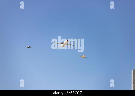 Flugzeug. Jagen. Jagt. Militärfahrzeug. Die spanische Luftwaffe fliegt am Tag des Nationalfeiertags vom 12. Oktober über die Straßen der Stadt Stockfoto