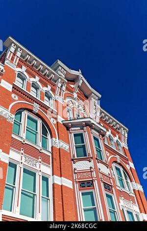 Die prunkvolle historische Architektur des Strater Hotels im historischen Viertel Durango, Colorado, besteht aus roten Backsteinen und Sandsteinsimsen und -Schwellen Stockfoto