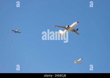 Flugzeug. Jagen. Jagt. Militärfahrzeug. Die spanische Luftwaffe fliegt am Tag des Nationalfeiertags vom 12. Oktober über die Straßen der Stadt Stockfoto