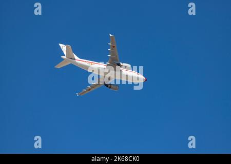 Flugzeug. Jagen. Jagt. Militärfahrzeug. Die spanische Luftwaffe fliegt am Tag des Nationalfeiertags vom 12. Oktober über die Straßen der Stadt Stockfoto