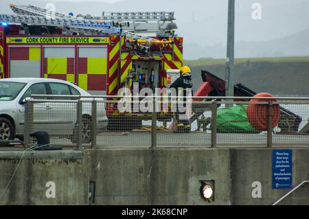 Bantry West Cork Irland, Mittwoch, 12. Oktober 2022; Feuerwehrleute wurden am Bantry Pier zu einem Feuer auf einem Fischerboot gerufen. 3 Einheiten der Feuerwehr des Bezirks Cork von der Feuerwehr Bantry nahmen an der Szene Teil, die vermutlich im Maschinenraum begonnen hat. Die Feuermannschaften hatten den Brand unter Kontrolle und löschten in weniger als einer Stunde. Credit ED/Alamy Live News Stockfoto