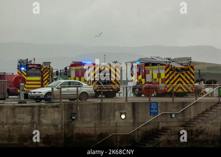 Bantry West Cork Irland, Mittwoch, 12. Oktober 2022; Feuerwehrleute wurden am Bantry Pier zu einem Feuer auf einem Fischerboot gerufen. 3 Einheiten der Feuerwehr des Bezirks Cork von der Feuerwehr Bantry nahmen an der Szene Teil, die vermutlich im Maschinenraum begonnen hat. Die Feuermannschaften hatten den Brand unter Kontrolle und löschten in weniger als einer Stunde. Credit ED/Alamy Live News Stockfoto