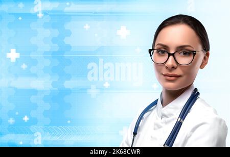 Ärztin auf blau-weißem futuristischem medizinischem oder biotechnologischem Hintergrund mit hud-Schnittstelle. Junge schöne und intelligente Arzt auf Sci-Fi-Hintergrund Stockfoto