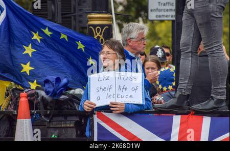 London, Großbritannien. 12.. Oktober 2022. Demonstranten auf dem Parliament Square. Anti-Tory-Demonstranten versammelten sich in Westminster, als Liz Truss mit PMQs konfrontiert wurde. Kredit: Vuk Valcic/Alamy Live Nachrichten Stockfoto