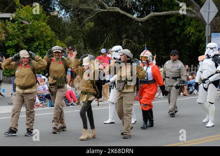 Schauspieler, die Stars aus dem Krieg während einer Parade zum Unabhängigkeitstag porträtieren Stockfoto