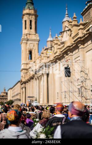 Die Blumengabe an die Virgen del Pilar ist die wichtigste und beliebteste Veranstaltung der Fiestas del Pilar, die am Hispanic Day in Zaragoza, Spanien, stattfindet Stockfoto