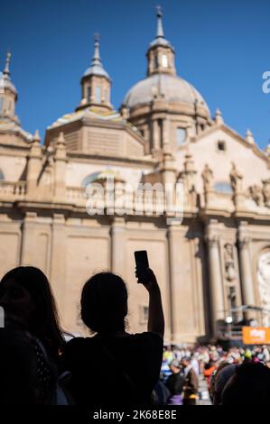 Die Blumengabe an die Virgen del Pilar ist die wichtigste und beliebteste Veranstaltung der Fiestas del Pilar, die am Hispanic Day in Zaragoza, Spanien, stattfindet Stockfoto