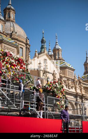 Die Blumengabe an die Virgen del Pilar ist die wichtigste und beliebteste Veranstaltung der Fiestas del Pilar, die am Hispanic Day in Zaragoza, Spanien, stattfindet Stockfoto