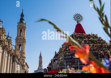 Die Blumengabe an die Virgen del Pilar ist die wichtigste und beliebteste Veranstaltung der Fiestas del Pilar, die am Hispanic Day in Zaragoza, Spanien, stattfindet Stockfoto