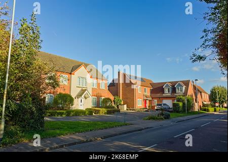 Moderne, luxuriöse Einfamilienhäuser an einem sonnigen Herbsttag in den Vororten der Stadt Stockfoto