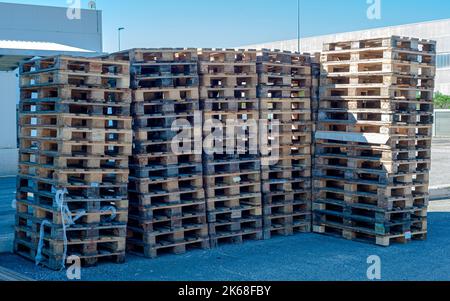 Stapel von Europaletten verwendet Stockfoto